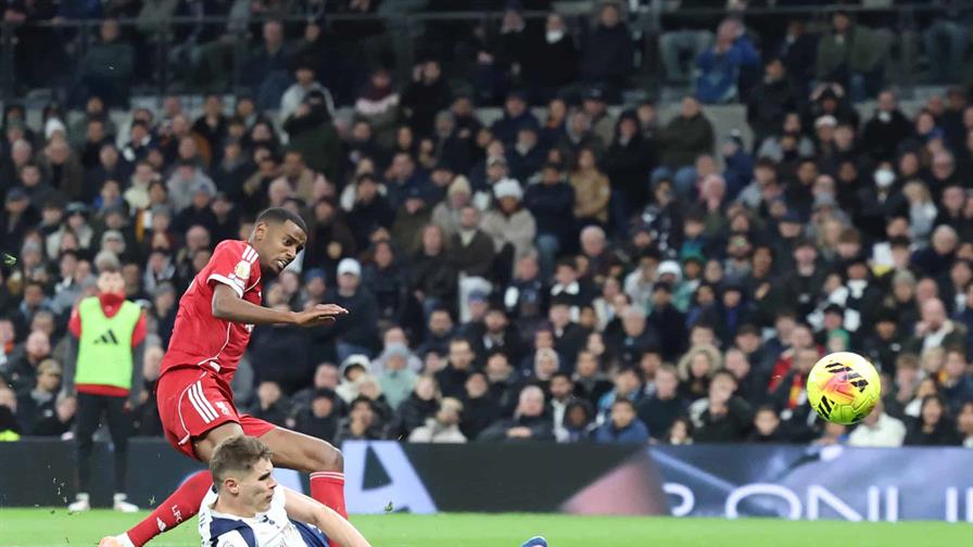 El Liverpool sufre pero aprovecha la depresi&oacute;n del Tottenham y el error de Simons
