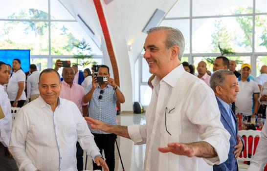 Abinader expresa su inter&eacute;s en "ser m&aacute;s cercano" a los periodistas del Palacio Nacional