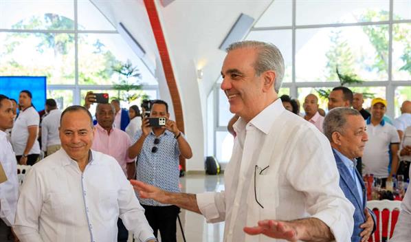 Abinader expresa su inter&eacute;s en "ser m&aacute;s cercano" a los periodistas del Palacio Nacional