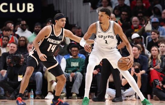 Wembanyama se libra de una sanci&oacute;n y jugar&aacute; el martes los playoffs de NBA, seg&uacute;n fuentes
