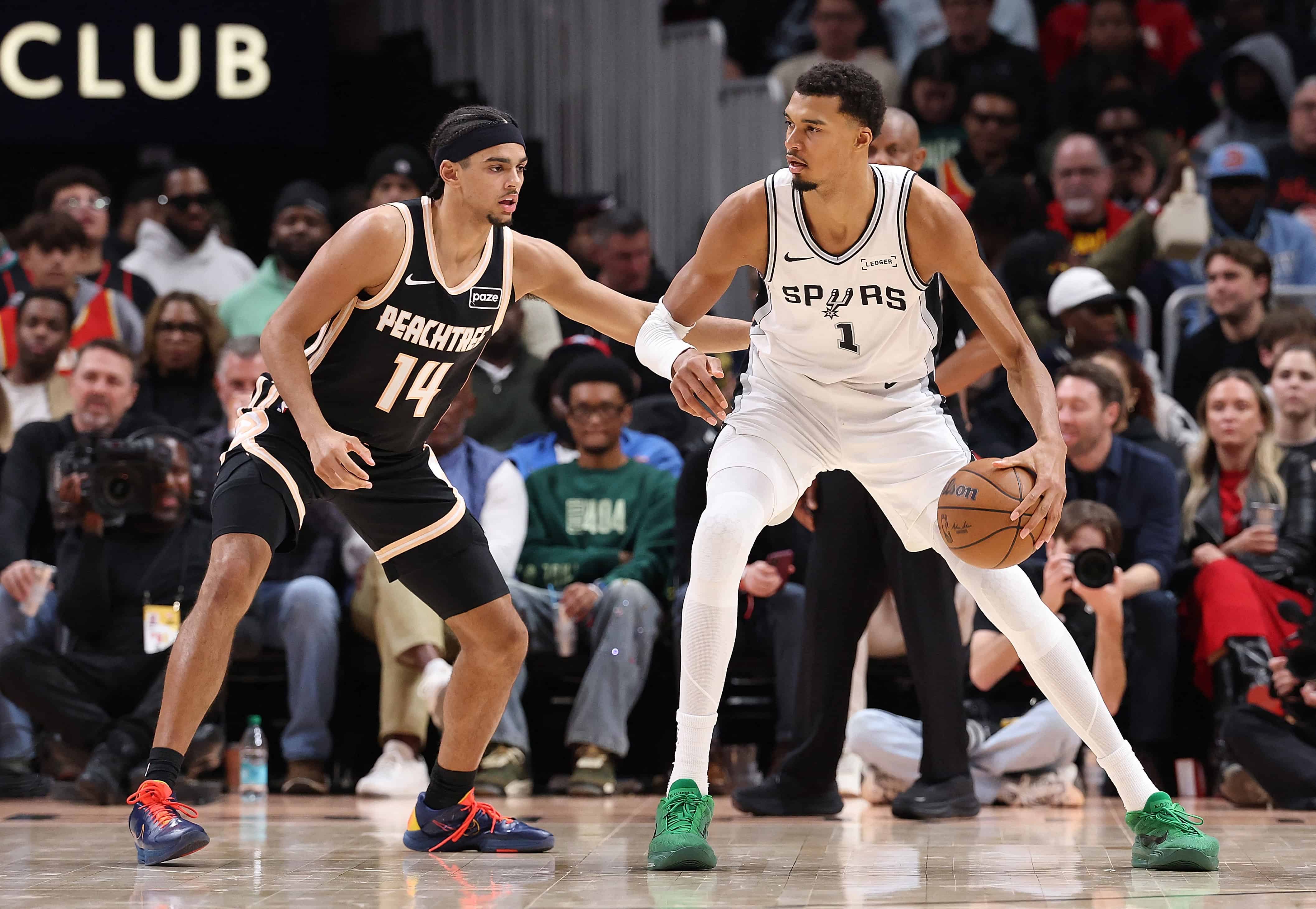 Wembanyama despluma a los Hawks y los 76ers frenan a los Knicks