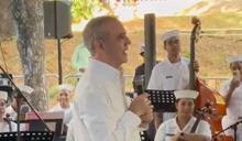 Abinader comparte villancicos navide&ntilde;os con vecinos de la Casa Presidencial en Santiago