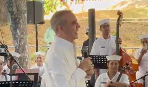 Abinader comparte villancicos navide&ntilde;os con vecinos de la Casa Presidencial en Santiago