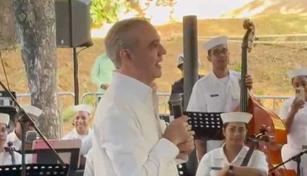 Abinader comparte villancicos navide&ntilde;os con vecinos de la Casa Presidencial en Santiago