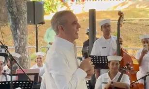 Abinader comparte villancicos navide&ntilde;os con vecinos de la Casa Presidencial en Santiago