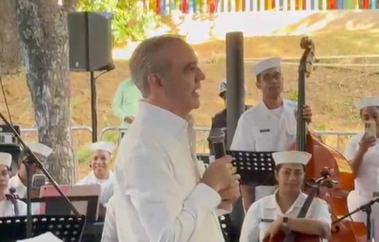 Abinader comparte villancicos navide&ntilde;os con vecinos de la Casa Presidencial en Santiago