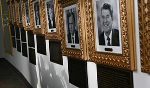 La Casa Blanca desata pol&eacute;mica por placas con ataques pol&iacute;ticos a Biden y Obama