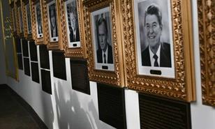 La Casa Blanca desata pol&eacute;mica por placas con ataques pol&iacute;ticos a Biden y Obama