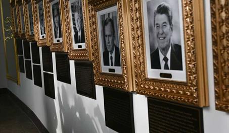 La Casa Blanca desata pol&eacute;mica por placas con ataques pol&iacute;ticos a Biden y Obama