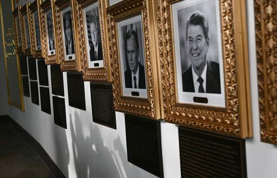 La Casa Blanca desata pol&eacute;mica por placas con ataques pol&iacute;ticos a Biden y Obama
