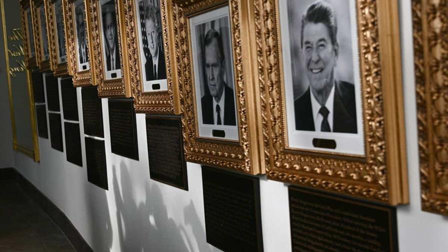 La Casa Blanca desata pol&eacute;mica por placas con ataques pol&iacute;ticos a Biden y Obama