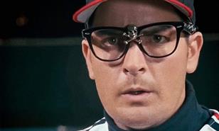 Charlie Sheen revela que se dop&oacute; para la pel&iacute;cula Major League y le subi&oacute; 10 millas a la recta