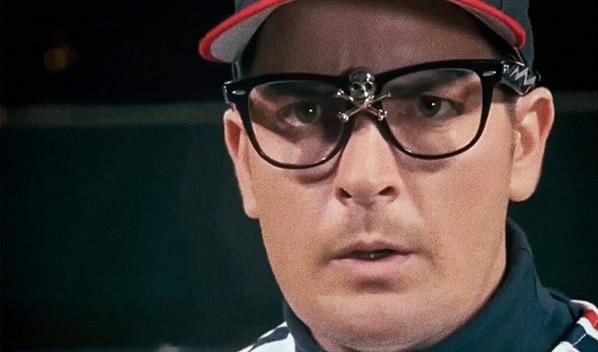 Charlie Sheen revela que se dop&oacute; para la pel&iacute;cula Major League y le subi&oacute; 10 millas a la recta