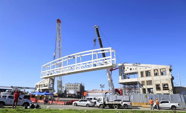 Congesti&oacute;n en el kil&oacute;metro 9 de la autopista Duarte por trabajos del nuevo puente peatonal