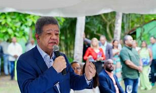 Leonel atribuye explosi&oacute;n de tuber&iacute;a de agua en Santiago a abandono de infraestructura