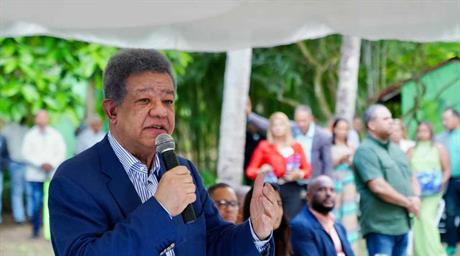 Leonel atribuye explosi&oacute;n de tuber&iacute;a de agua en Santiago a abandono de infraestructura