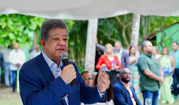 Leonel atribuye explosi&oacute;n de tuber&iacute;a de agua en Santiago a abandono de infraestructura