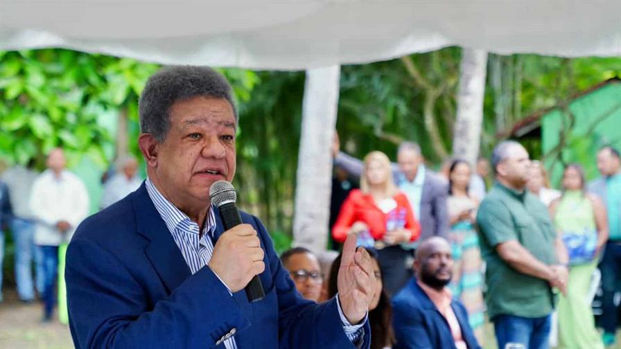 Leonel atribuye explosi&oacute;n de tuber&iacute;a de agua en Santiago a abandono de infraestructura