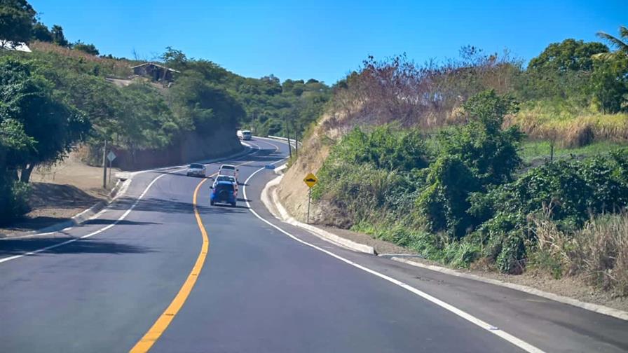 Gobierno inaugura reconstrucci&oacute;n de 56.5 kil&oacute;metros de carreteras en la Sierra de Santiago