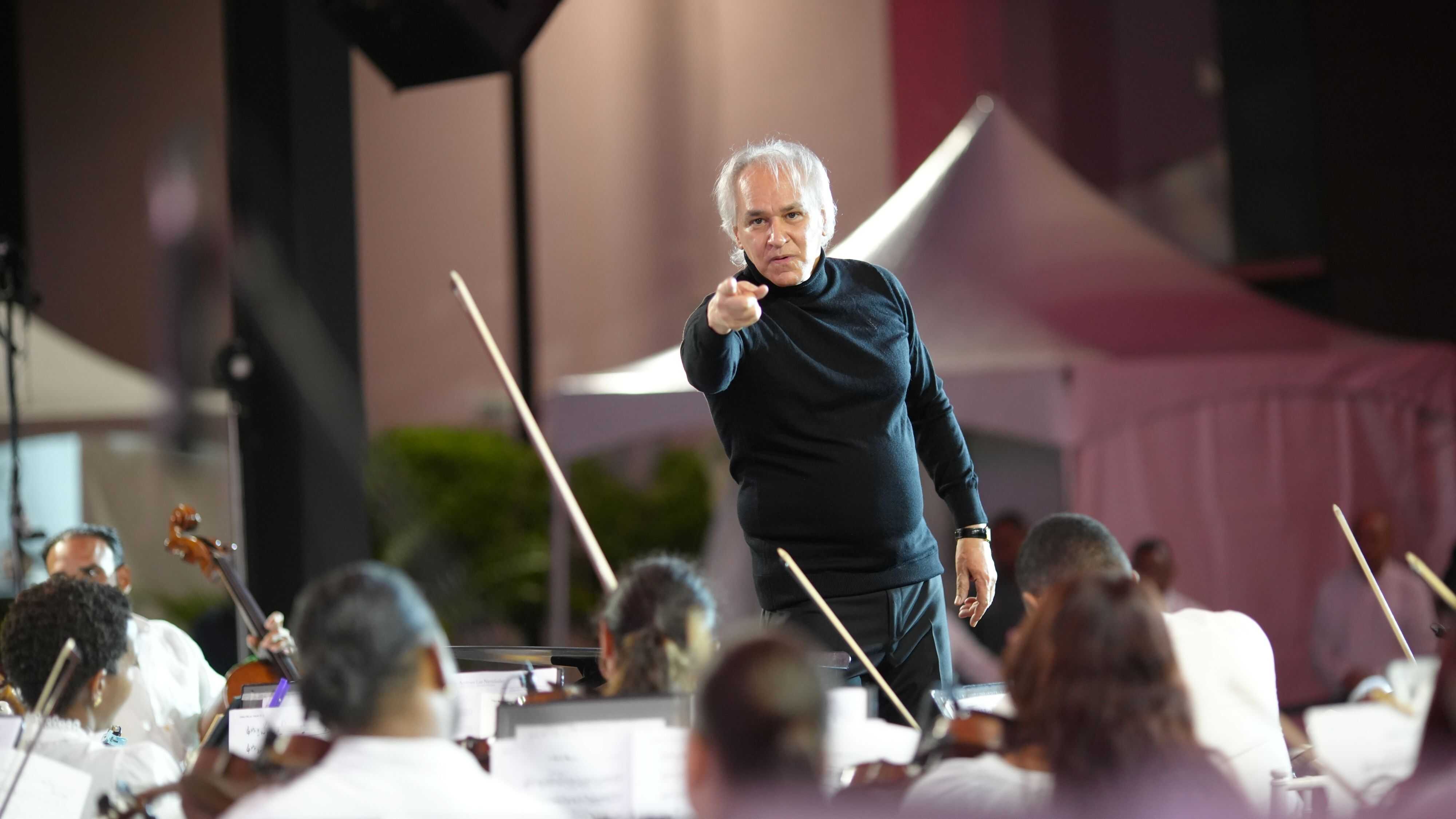 El maestro José Antonio Molina en el Concierto de Navidad 2025 del Centro Cultural Perelló.