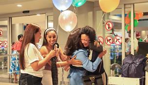 Tras 15 a&ntilde;os de ausencia, una dominicana regresa a RD para reencontrarse con su familia en Navidad