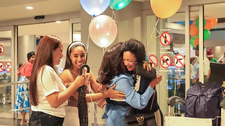 Tras 15 a&ntilde;os de ausencia, una dominicana regresa a RD para reencontrarse con su familia en Navidad
