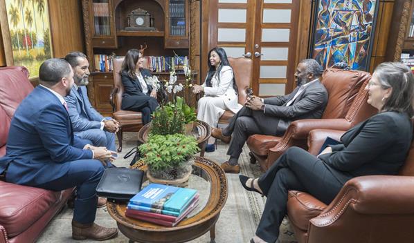 Embajadora de EE. UU. visita a la procuradora general de la Rep&uacute;blica