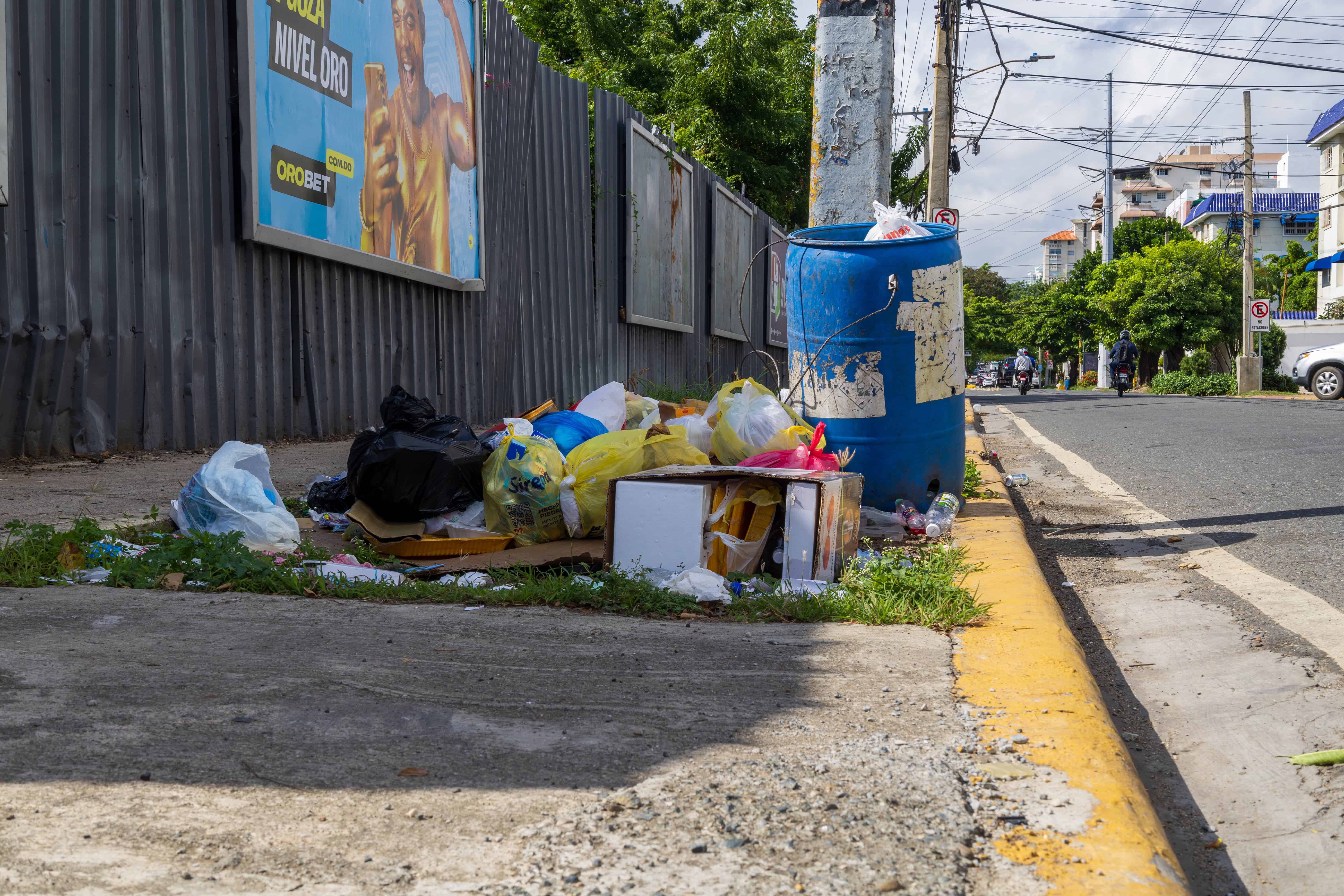 Frente al solar han improvisado un vertedero.