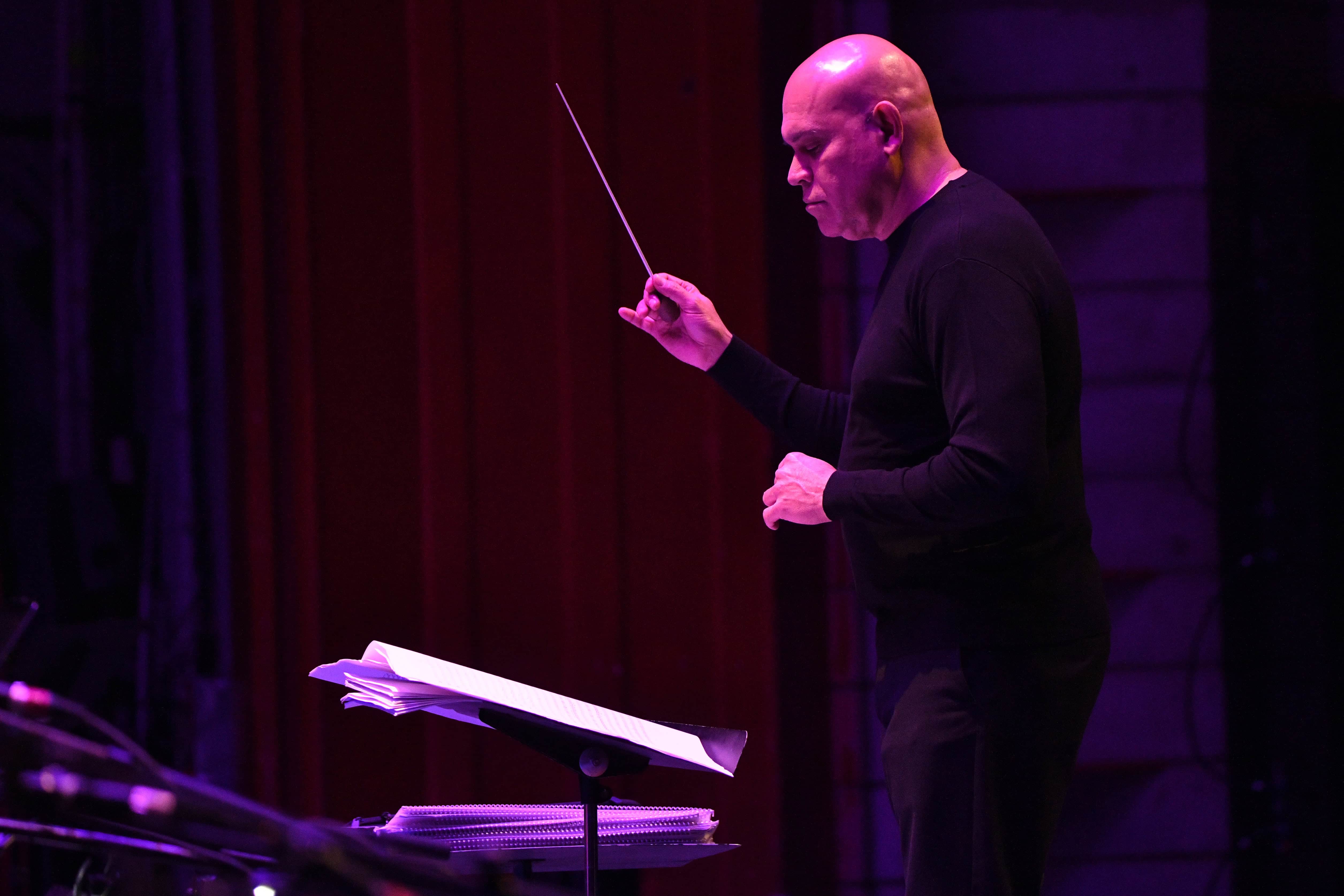 El maestro Amaury Sánchez durante el concierto Rock Sinfónico en la Sala Carlos Piantini del Teatro Nacional.