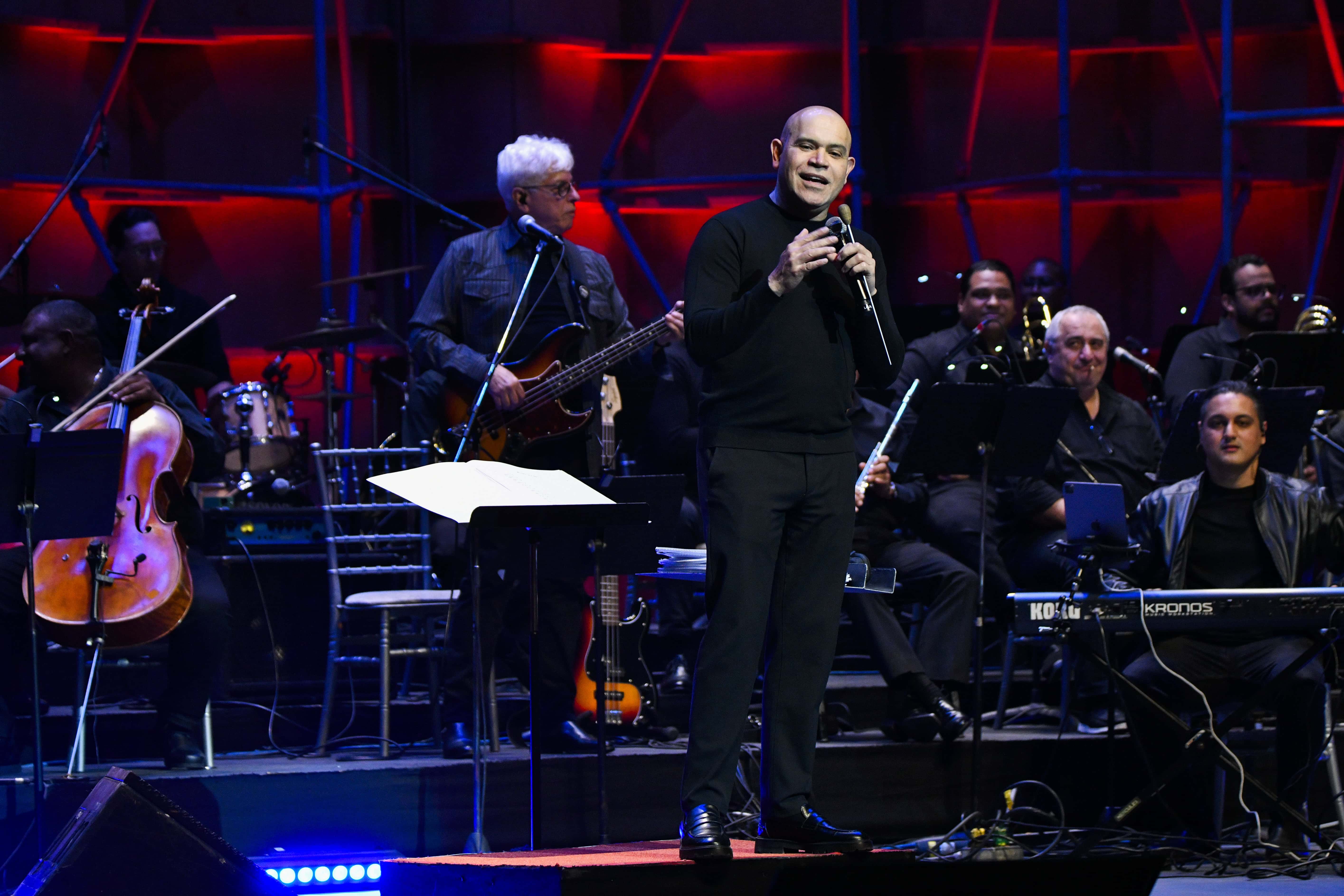 El maestro Amaury Sánchez durante el concierto Rock Sinfónico en la Sala Carlos Piantini del Teatro Nacional.
