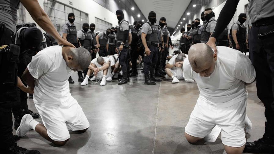 Pol&eacute;mica en EE. UU. por aplazamiento del programa 60 minutos sobre la prisi&oacute;n CECOT de El Salvador