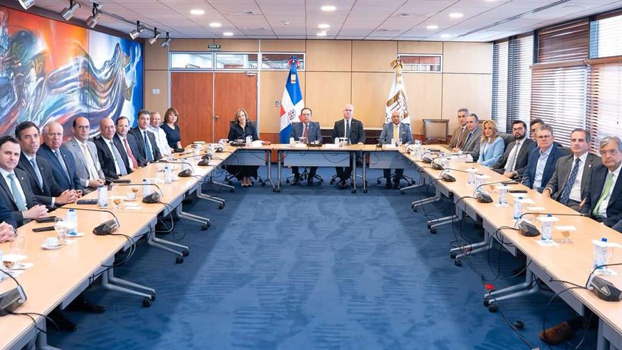 Valdez Albizu da espaldarazo al Banreservas y llama a la prudencia