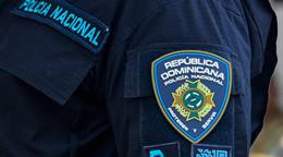 Suspenden y remiten a la justicia a un polic&iacute;a por muerte de joven en Santiago