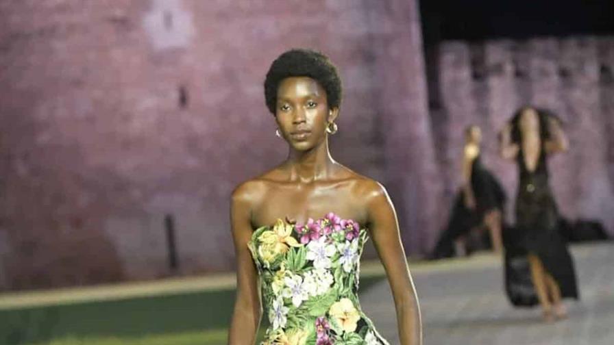 Pintados a mano: el proceso detr&aacute;s de los estampados de la nueva colecci&oacute;n de Oscar de la Renta