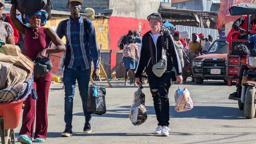 Miles de haitianos retornan a Haití por el paso fronterizo de Dajabón durante las festividades Miles de haitianos retornan a Haití por el paso fronterizo de Dajabón durante las festividades