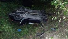 Se vuelca veh&iacute;culo en el que viajaban dos adultos y menores en Macao; no reportan lesionados