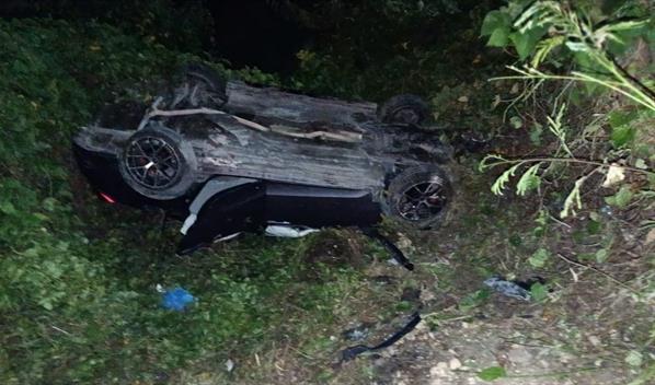 Se vuelca veh&iacute;culo en el que viajaban dos adultos y menores en Macao; no reportan lesionados