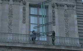 El Louvre coloc&oacute; una reja en la ventana usada en el robo de joyas de octubre
