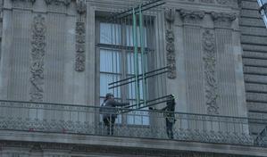 El Louvre colocó una reja en la ventana usada en el robo de joyas de octubre