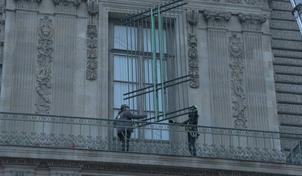 El Louvre coloc&oacute; una reja en la ventana usada en el robo de joyas de octubre