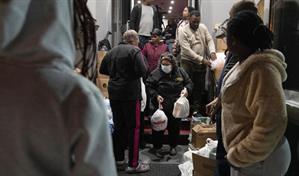 Miles de latinos abarrotan los bancos de comida por Navidad ante la asfixiante inflación