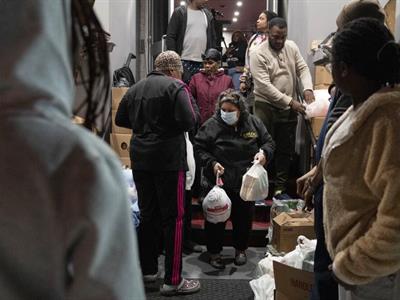 Miles de latinos abarrotan los bancos de comida por Navidad