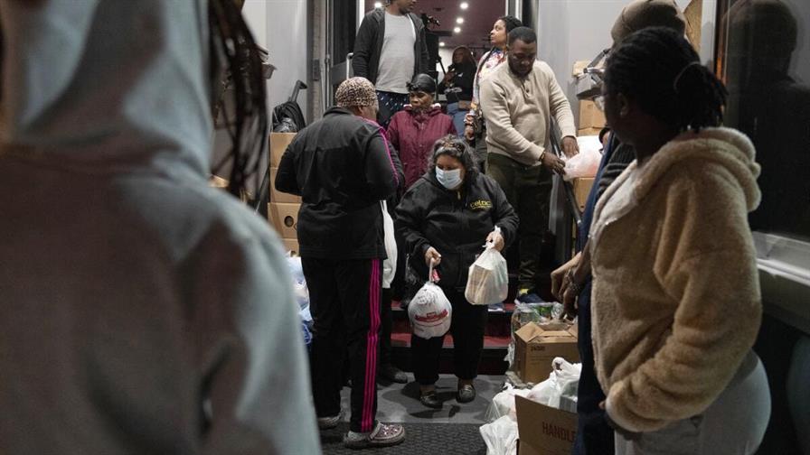 Miles de latinos abarrotan los bancos de comida por Navidad ante la asfixiante inflación