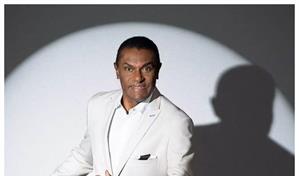 Video: José Alberto “El Canario” sorprende al desplazarse por el aeropuerto en una maleta motorizada