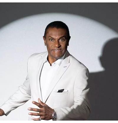 Video: Jos&eacute; Alberto "El Canario" sorprende al desplazarse por el aeropuerto en una maleta motorizada