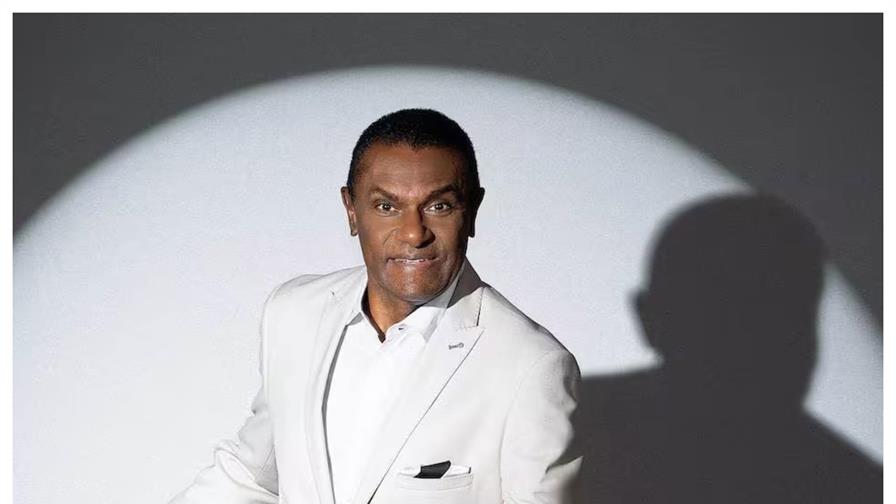 Video: José Alberto “El Canario” sorprende al desplazarse por el aeropuerto en una maleta motorizada