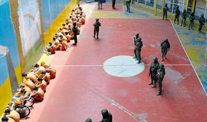 En los huesos y sin visitas, la agonía de los presos en Ecuador