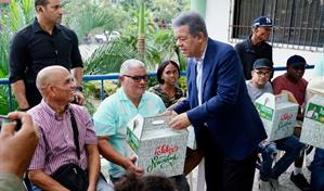 Leonel Fern&aacute;ndez comienza entrega de sus tradicionales cajas navide&ntilde;as