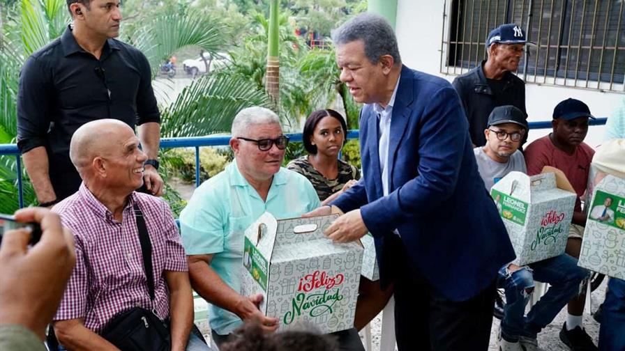 Leonel Fern&aacute;ndez comienza entrega de sus tradicionales cajas navide&ntilde;as