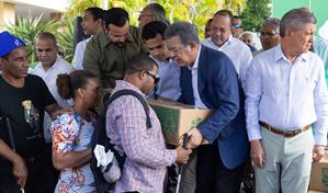 Leonel entrega cajas navide&ntilde;as y dice que multitud refleja un "hoyo horrible" econ&oacute;mico